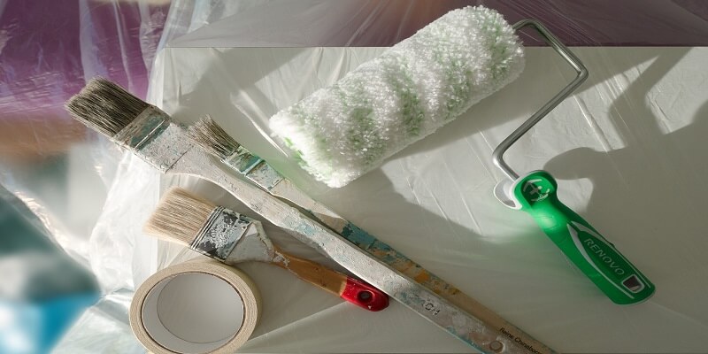 Al momento stai visualizzando Dipingere le piastrelle per rinnovare bagno e cucina